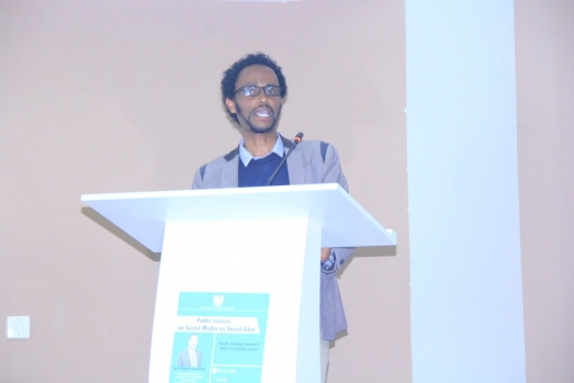 Social media as Social Glue or otherwise