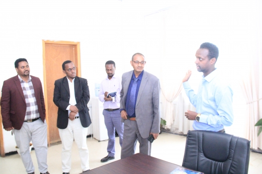 የኢሲሰዩ ፕሬዚዳንት የዩኒቨርሲቲዉን የተለያዩ የስራ ክፍሎች ጎበኙ